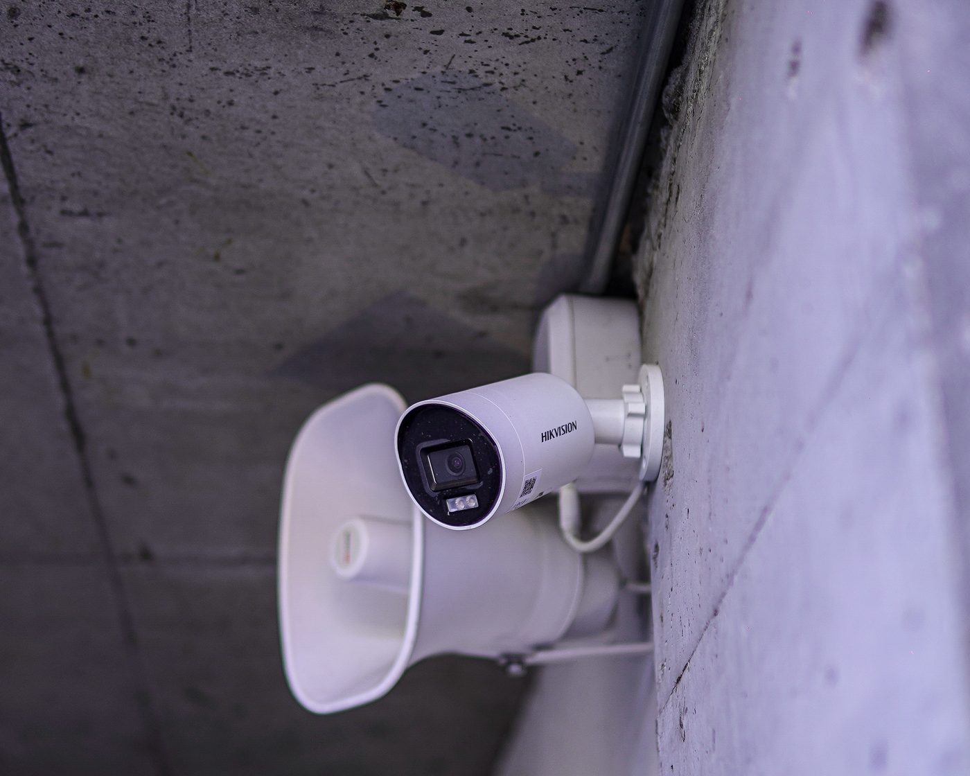 Cámara Hikvision con sistema de perifoneo para disuasión por audio en vivo