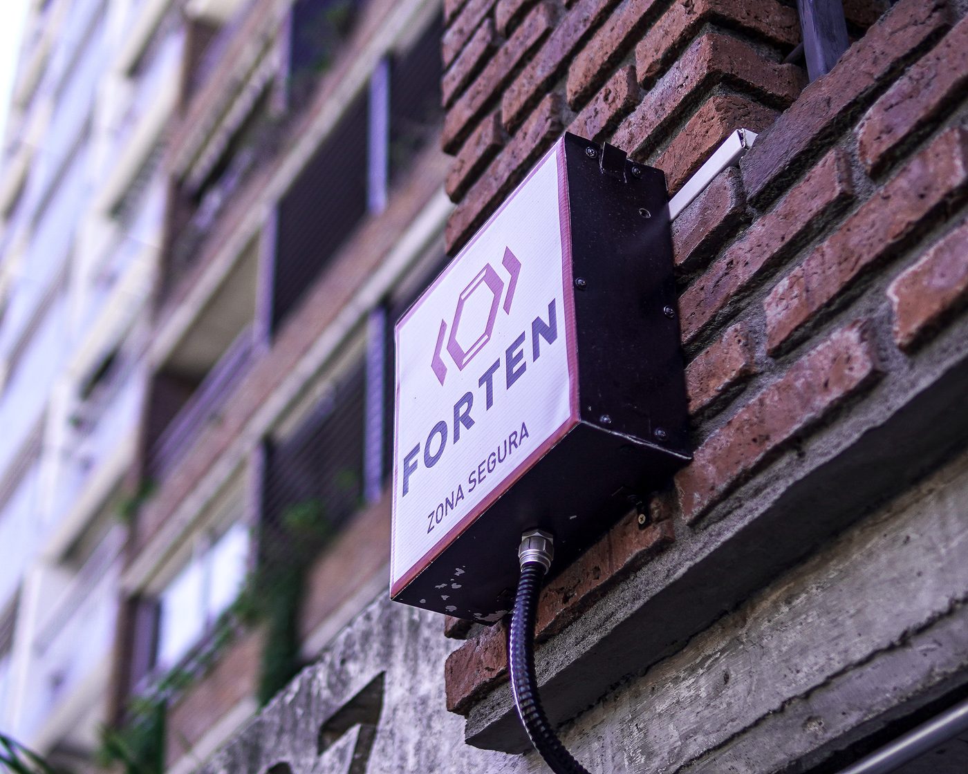 Cartel Forten Zona Segura instalado en la fachada de un edificio
