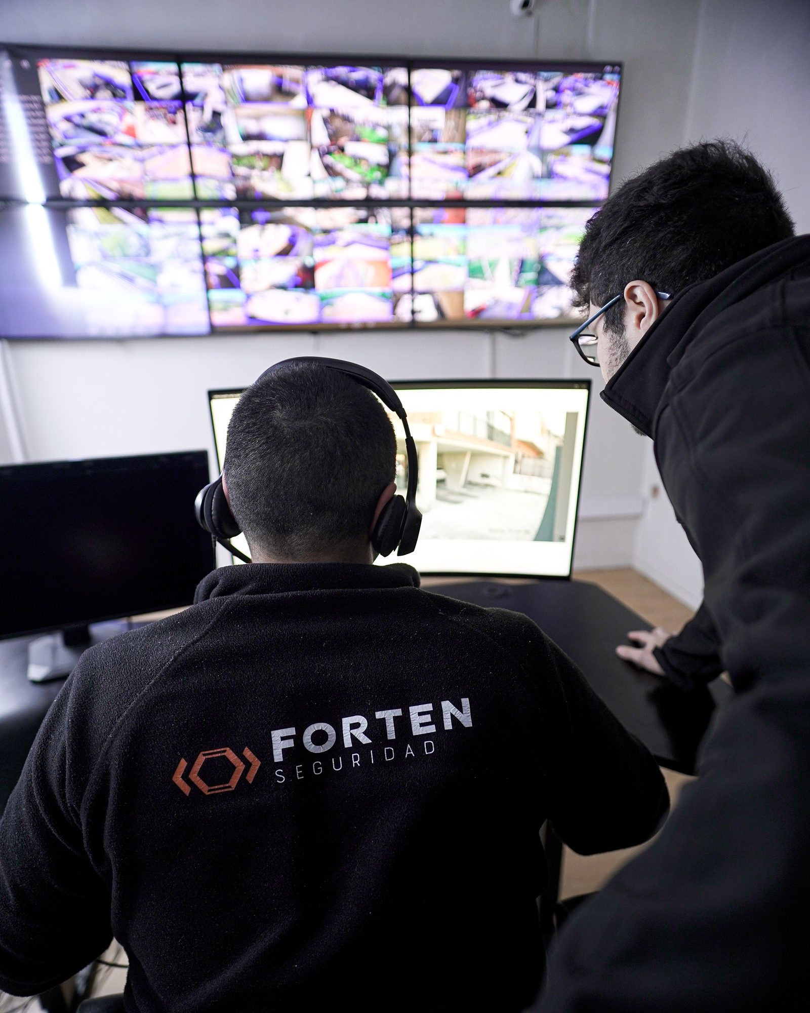 Operadores de Forten Seguridad monitoreando cámaras en vivo desde la central de monitoreo
